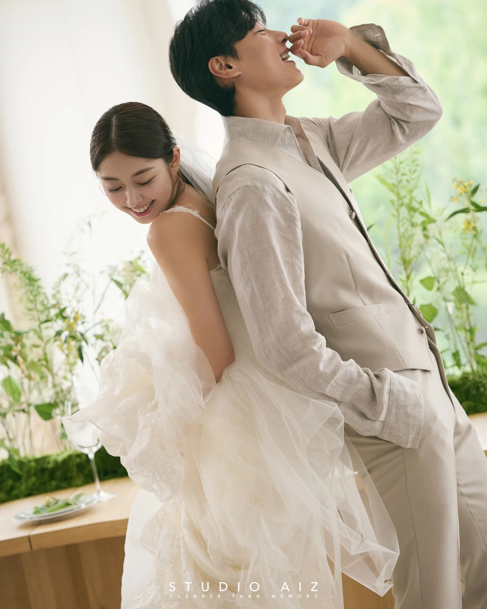 다정하게 포옹하는 실제 신랑신부